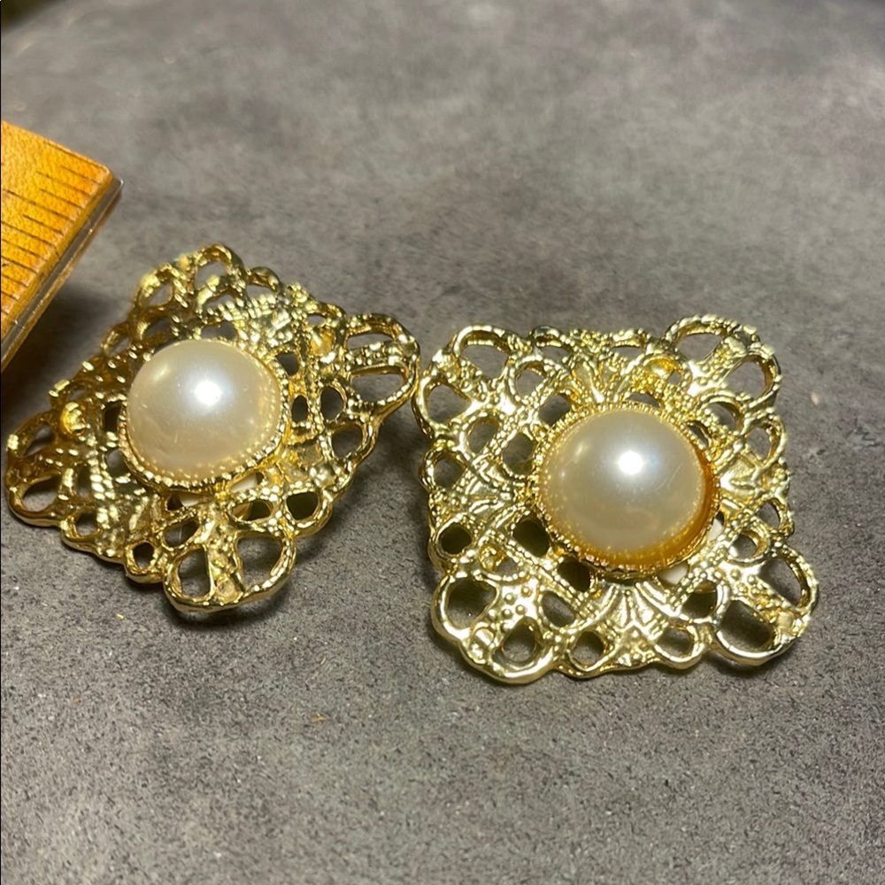 Elegant Gold and Pearl Earrings